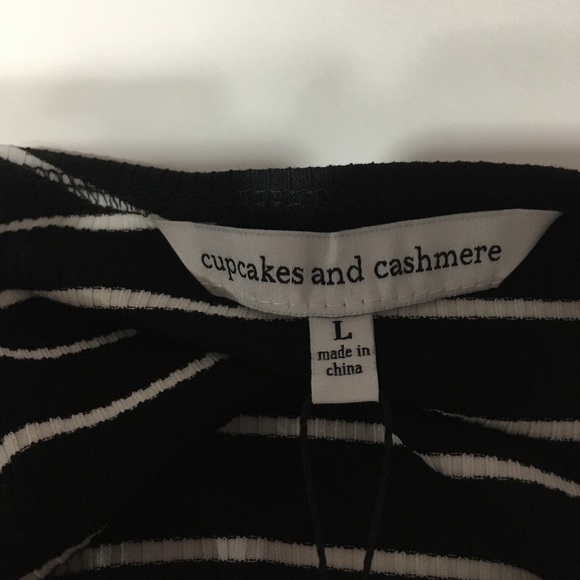 NWT cupcakes and cashmere Kacela Bell Sleeve Top - Picture 8 of 8